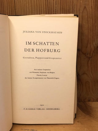 IM SCHATTEN DER HOFBURG. Gestalten, Puppen und Gespenster. Aus meinen Gespr&auml;chen mit Prinzessin Stephanie von Belgien, F&uuml;rstin Lonyay, der letzten Kronprinzessin von &Ouml;sterreich-Ungarn