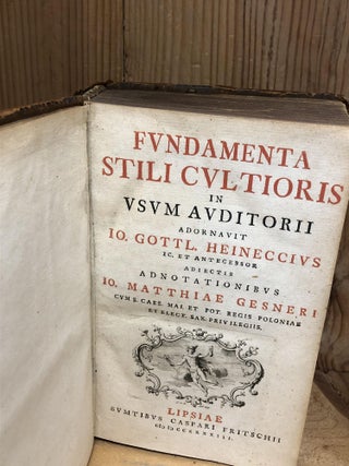 FUNDAMENTA STILI CULTORIS in usum Auditorii adornavit