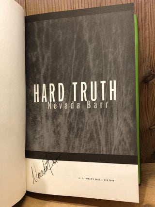 Hard Truth (Anna Pigeon Mysteries)